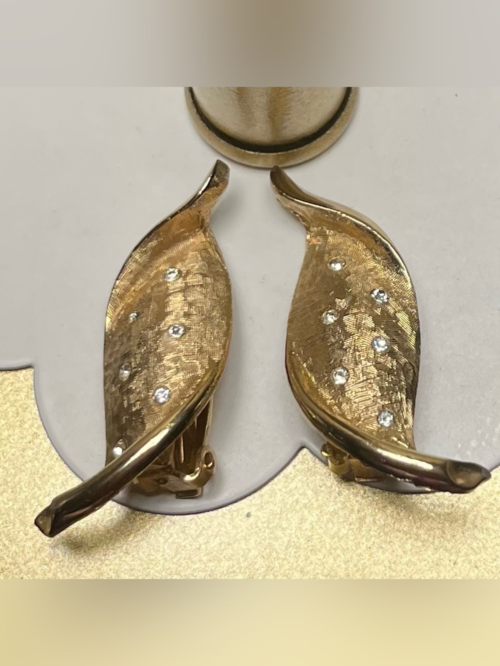 CHAREL vintage  Mid CenturyGold-Tone Leaf Clip-On Earrings with Crystal